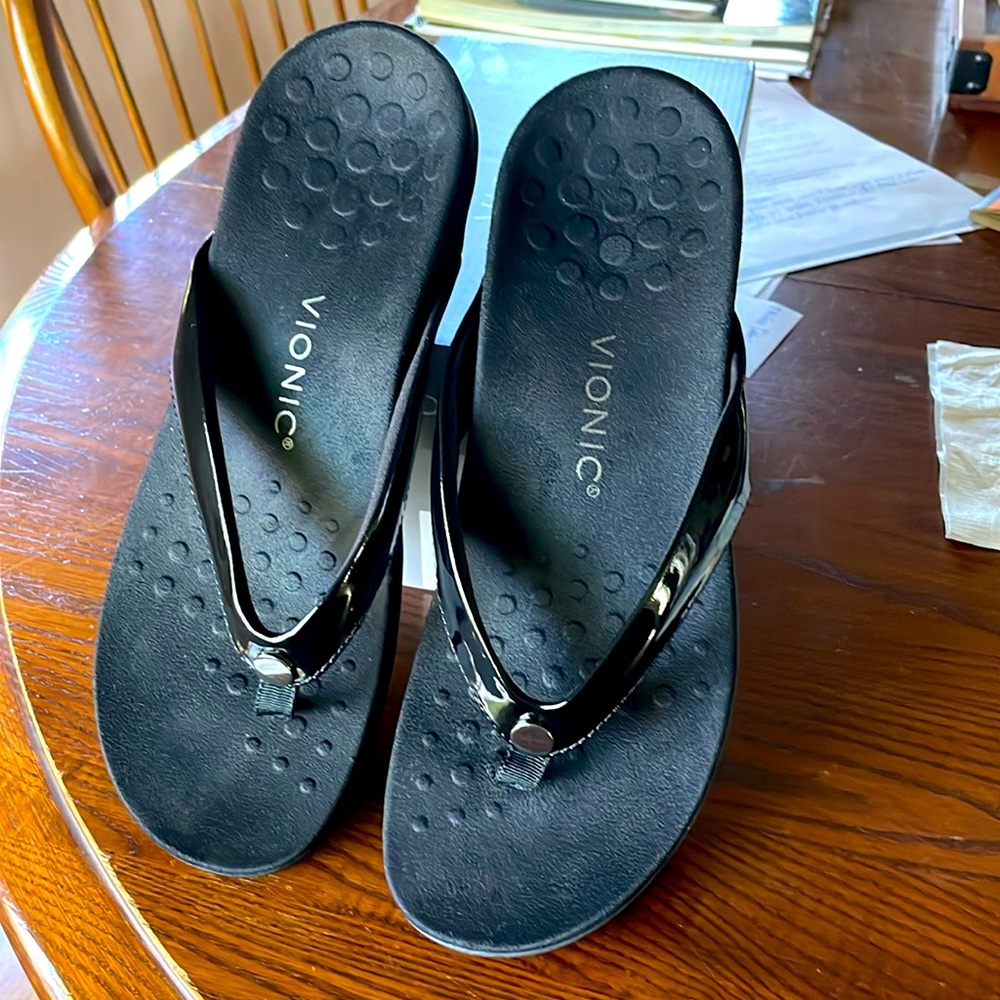 Vionic Sz 10 black dressy flip flops Davina PNT